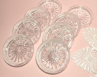 Juego de 8 posavasos vintage alemanes de cristal de plomo prensado / posavasos de cristal de mediados de siglo para servir, coleccionar, bar o restaurante.