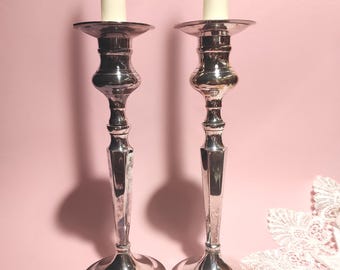 Zweier Set Vintage Silberfarbene Kerzenständer / Paar Mid Century Kerzenständer für Tischdekoration, als Geschenk oder als Dekoration für den Mantel