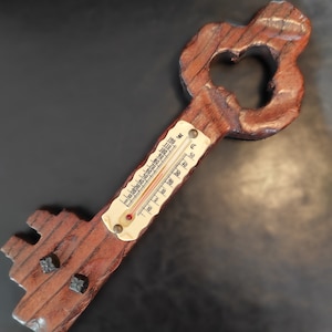 Vintage Raumfühler aus Holz mit Schlüssel-Design/ An der Wand befestigter Schlüsselhalter in Form eines Schlüssels aus Holz mit einem eingebauten Raumfühler Thermometer