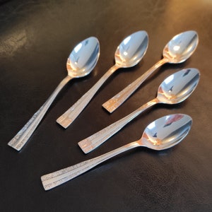 Set of 5 vintage silver plated teaspoons - Old silver plated spoons in good condition.
