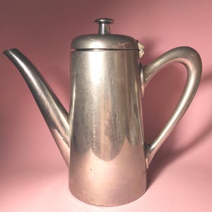 Cafetera o tetera alemana antigua de principios del siglo XX / Tetera antigua, hervidor para coleccionar, exhibir, decorar la cocina, el restaurante o la casa de campo.