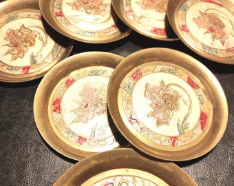 Set di 7 sottobicchieri in ottone con smalto e decorazioni floreali in rilievo / Sottobicchieri floreali incisi / Sottobicchieri in ottone stile metà secolo