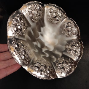 Grande coupe à pâtisserie ou à fruits vintage en métal argenté pour servir de table - Assiette à fruits en argent - Plat en métal argenté