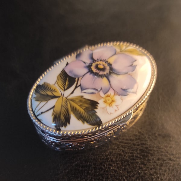 Small vintage box with porcelain lid - old small pill box - vintage pill box with floral design