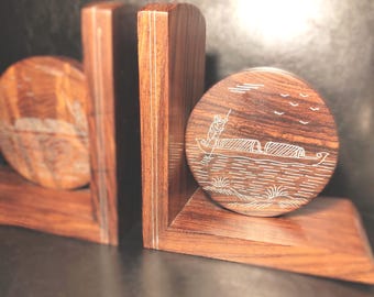 Sujetalibros de madera vintage con incrustaciones de alambre metálico para decorar una estantería o escritorio. Regalo ideal para la oficina o para amantes de los libros.