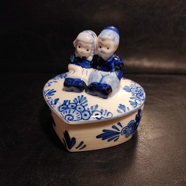 Petite boîte en porcelaine vintage en forme de coeur - Pays de Delft - belle boîte à bijoux blanche et bleue - coeur avec figurines sculptées peintes à la main