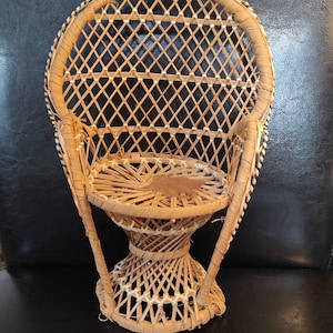Vintage Rattan Wicker Handgefertigter Puppenstuhl / Dekorativer Korbblumentopfständer / Vintage Planter Stand für Display, kreative Projekte