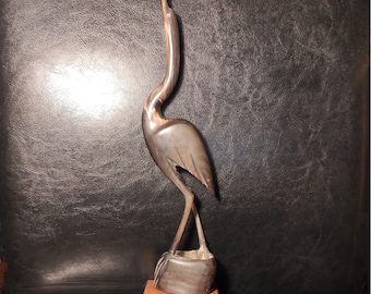 grue ou cigogne vintage, sculptée à la main dans de la corne. Vieille grue ou cigogne en bon état - Oiseau Mid-Century pour décoration vintage