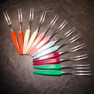 Vintage set of 12 small cocktail forks - small olive forks with multi-colored plastic handles - Small vintage fruit forks for a retro party