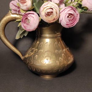 Jarra de latón vintage con hermosa decoración - Jarrón de latón martillado a mano - Jarra o florero de bronce