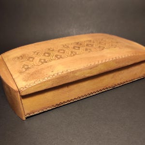 Scatola per sigarette in legno vintage/Vecchia scatola per sigarette in legno intagliata a mano