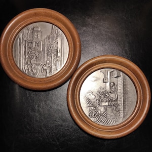 Set of 2 Vintage Wooden Round Frames Without Glass/German Round Wooden Picture Frames for Vintage Decor/Old round tin paintings 70s