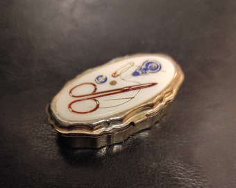 Petite boîte en métal vintage avec un couvercle pour les pilules, des aiguilles ou une pince pour les petites bibelots. Le couvercle en plastique est une vieille petite boîte à pilules.
