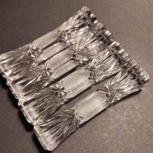 Set van vier antieke loodkristallen messenleggers - met de hand gesneden kristallen messenleggers voor serveren vanaf het begin van de eeuw