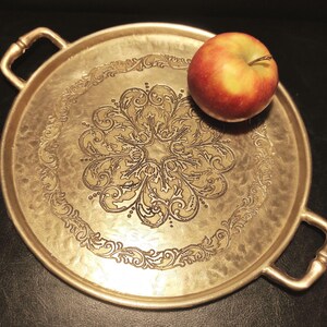 Vassoio decorativo in ottone - Vassoio per frutta vintage in ottone massiccio inciso (778 g) / Vassoio rotondo in bronzo per gioielli o piccoli oggetti
