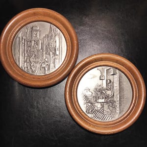 Set of 2 Vintage Wooden Round Frames Without Glass / German Round Wooden Picture Frames for Vintage Decor / Old round tin paintings 70s