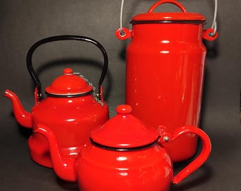 Conjunto de bule e leiteira esmaltados / Utensílios de esmalte vermelho vintage para coleção ou decoração rústica de cozinha, estilo fazenda