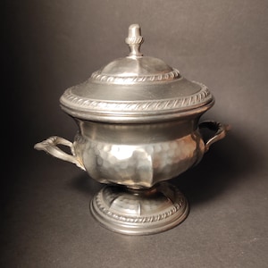 Joyero vintage de peltre alemán con tapa, joyero para decoración o almacenamiento, joyero antiguo de peltre con adornos y marcas, joyero de peltre para tocador.