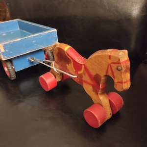 Deutsches Vintage Holzpferd - Altes kleines Holz Shabby Holzpferd mit Wagen - Handgeschnitztes Holzpferd - Pferd für Weihnachtsdekor