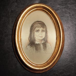 Stara owalna złota włoska rama bez szkła z wypukłym sitodrukiem/Portret dziecka w owalnej złotej ramie do kolekcji lub wystroju vintage