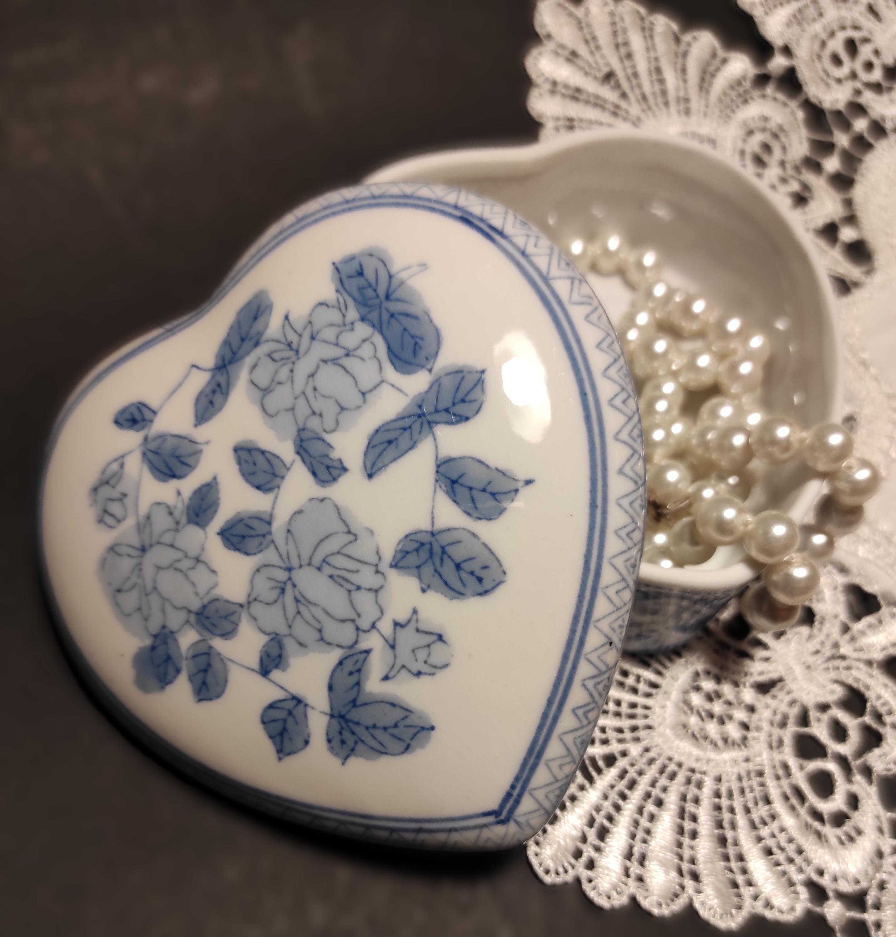 ヴィンテージホワイト - 青い磁器のハート型ジュエリーボックス/小さな 