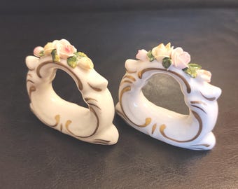 Juego de dos servilleteros vintage de porcelana alemana con rosas moldeadas - marca Kämmer Volkstedt - Servilleteros de mediados de siglo para la mesa