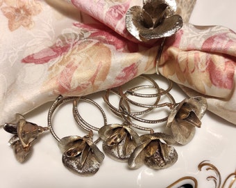 Conjunto de 6 anillos de servilleta de tono plateado vintage - delicados anillos de servilleta de flores de plata fina