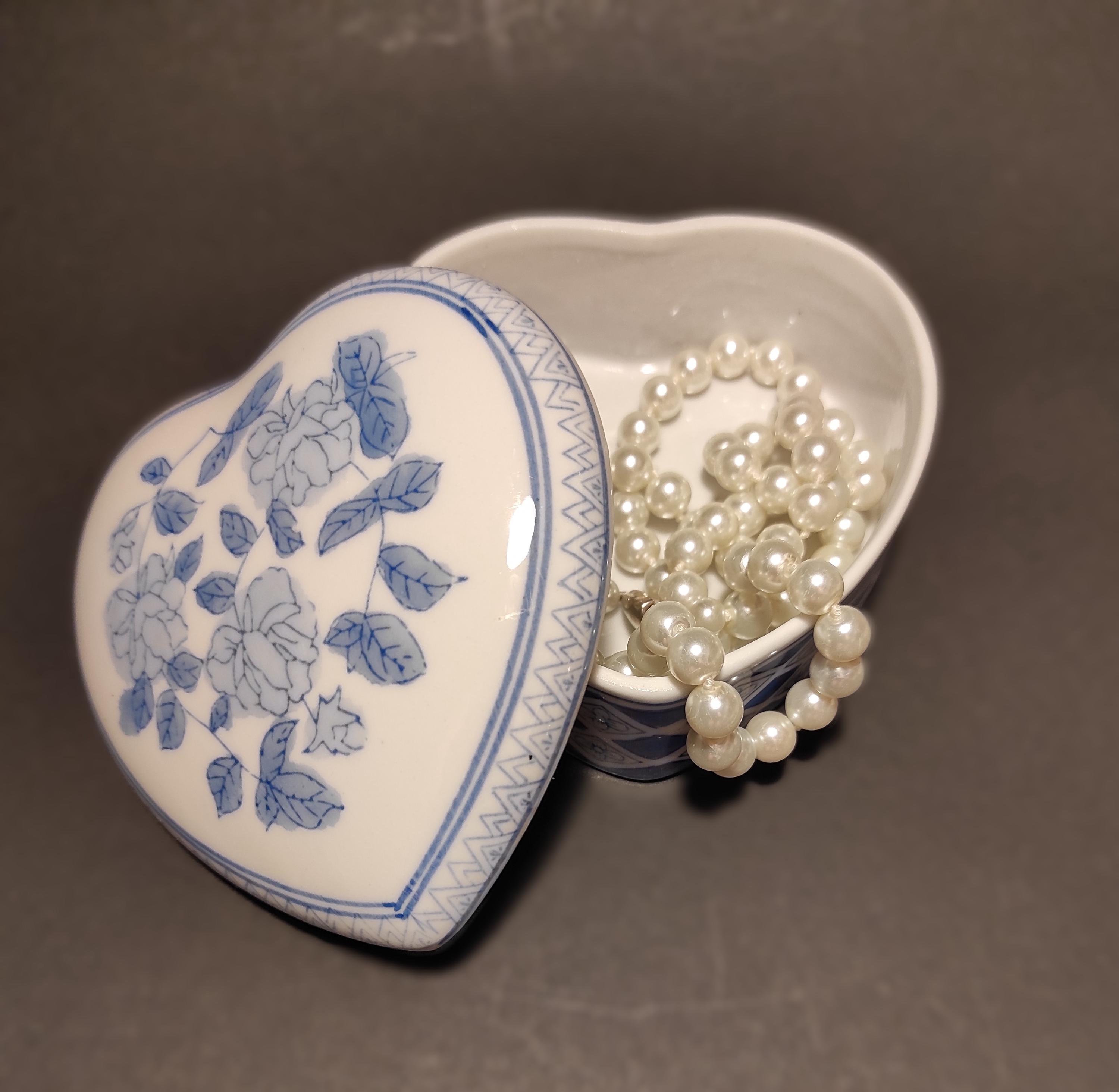 ヴィンテージホワイト - 青い磁器のハート型ジュエリーボックス/小さな 