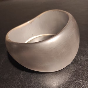 Puede incluir: Un cuenco redondo y liso de color plateado con un borde ligeramente curvado. El cuenco está hecho de un material brillante y tiene una superficie reflectante.