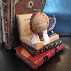 Suporte de cerâmica vintage para livros/Um suporte de livros com o design de um globo, livro, atlas geográfico/Um bom presente para crianças em idade escolar ou estudantes