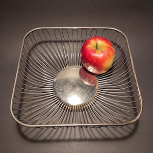 Vintage Steel Silver Plated Wire Fruit Basket/Fruit Bowl/Centerpiece/Mid Century Metal Silver Plated Wire Basket for Cookies, Nuts, Candies