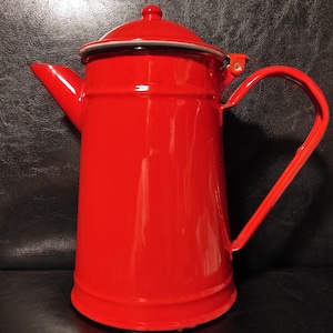 Vintage rote Emaille Stahl Kaffeekanne oder Teekanne/hellrote Krug mit Deckel für Sammlung oder Dekor Küche, Veranda, Hof/Vintage Gießkanne