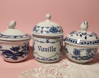 Tre zuccheriere da cucina in porcellana tedesca vintage assortite con motivo a cipolla blu per collezione e arredamento da cucina vintage