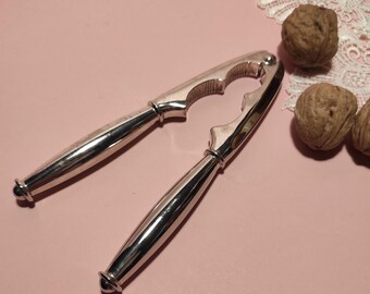 美しいアンティーク調の金属製ナッツクラッカー。すべての面に美しい