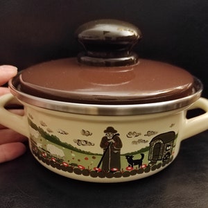 Vintage kleine geëmailleerde braadpan met deksel met rustieke scène/oude pot om je keuken te decoreren in vintage rustieke stijl