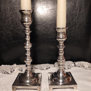 Set med två vintage silverfärgade ljusstakar/två silverfärgade koniska ljusstakar
