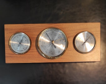 Vintage Raumthermometer, Barometer und Feuchtigkeitsmesser. Alte Wand-Innenwetterstation im Holzrahmen
