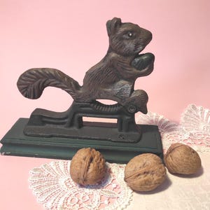 Vintage gietijzeren eekhoorn notenkraker op houten standaard / notenkraker voor keukeninrichting, collecties, display of cadeau