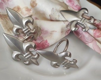 Napkin Rings - Vintage Set of 4 Royal Lily Napkin Rings in Matte Silver Tone - For table setting and decoration at dinner, parties, weddings