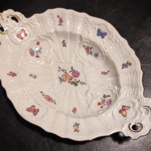 Vintage Porzellan Volkstedt DDR Schale verziert mit Reliefs und Blumen / Schöne ovale Schale aus der Mitte des letzten Jahrhunderts