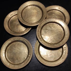 Set di 6 piccoli piatti portaoggetti o sottobicchieri in ottone massiccio antico o bronzo per bicchieri, per candele a colonna/sottobicchieri in ottone vintage con iscrizione