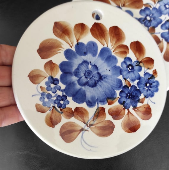 Vintage Keramik Warmhalteplatte / antikes Frühstücksbrett aus Porzellan / runde Keramik-Heizplatte mit blauen handgemalten Blumen