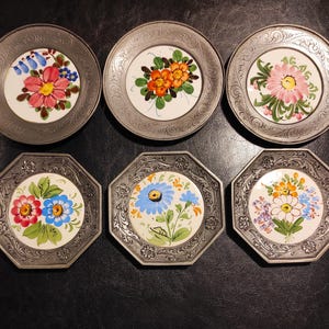 Set von 6 antiken handgemalten deutschen Porzellan-Untersetzern, kleine Untertassen mit Zinnrand/antike Zinn-Untersetzer/Zinn Mid-Century-Untersetzer