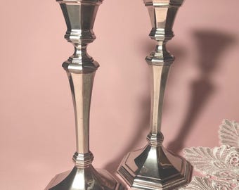 Zweier Set Vintage Silberfarbene Kerzenständer / Paar Mid Century Kerzenständer für Tischdekoration, als Geschenk oder als Dekoration für den Mantel