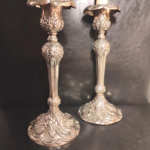 Set med två vintage högt utsmyckade silverfärgade ljusstakar / par silverljusstakar för heminredning, sovrum, fest, bröllop, restaurang