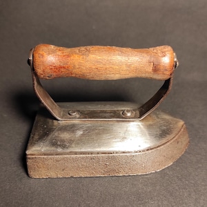 Very Small Vintage Iron for Display, Collections/Toy, as if real, heavy small iron