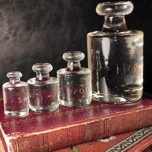 4er Set Vintage Glas Briefbeschwerer für Sammlung oder Dekor von Büro Schreibtischen oder Regalen, Schaufenstern, Apotheken und anderen kreativen Projekten