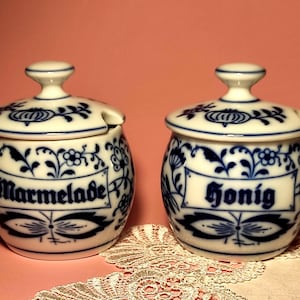 Set di due vasi Gerold-Tettau in porcellana tedesca per miele, marmellata e confettura con motivo a cipolla blu, da collezione o per decorare la cucina.
