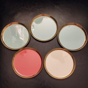 Set di 5 sottobicchieri vintage in ottone e smalto/sottobicchieri di metà secolo per l&#39;arredamento di tavoli da pranzo vintage, bar e ristoranti