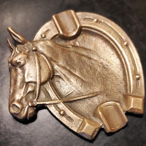 Posacenere pesante in ottone vintage (395 grammi) con motivo a cavallo / Posacenere in ottone antico o portaoggetti della metà del XX secolo con segni